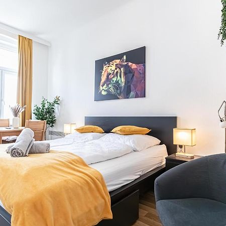 Explore Vienna: 1Br Retreat Near Westbahnhof Exteriör bild