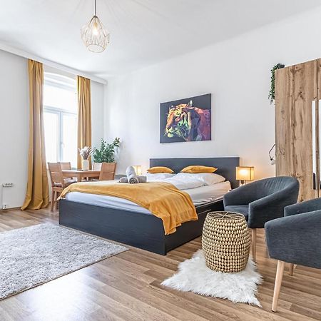 Explore Vienna: 1Br Retreat Near Westbahnhof Exteriör bild