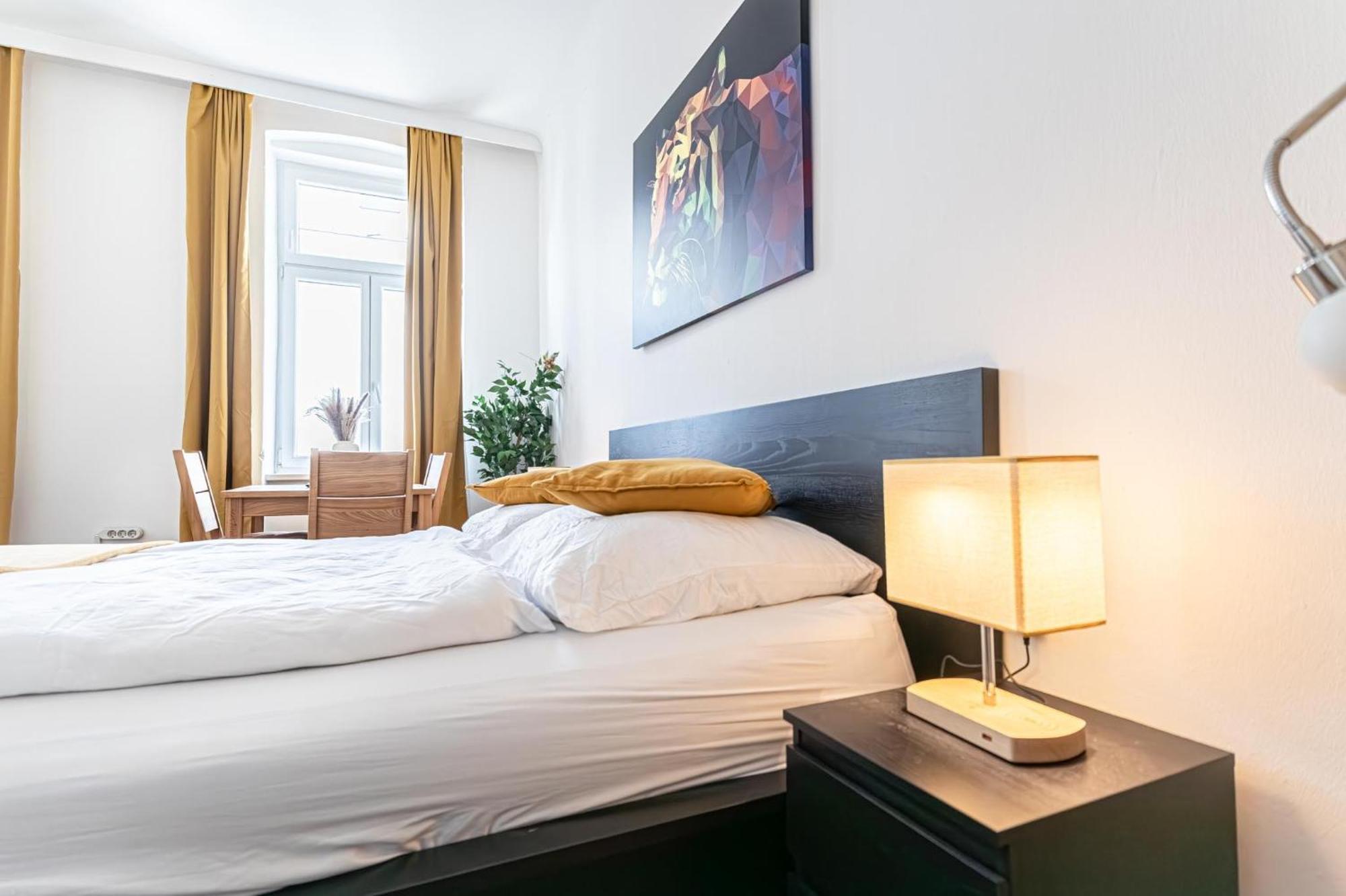 Explore Vienna: 1Br Retreat Near Westbahnhof Exteriör bild