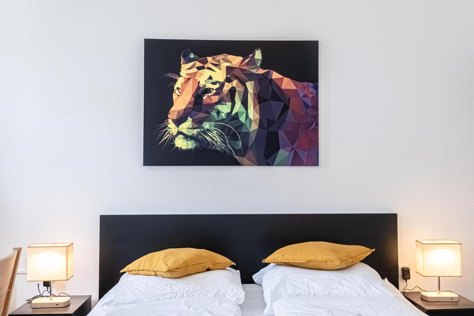 Explore Vienna: 1Br Retreat Near Westbahnhof Exteriör bild