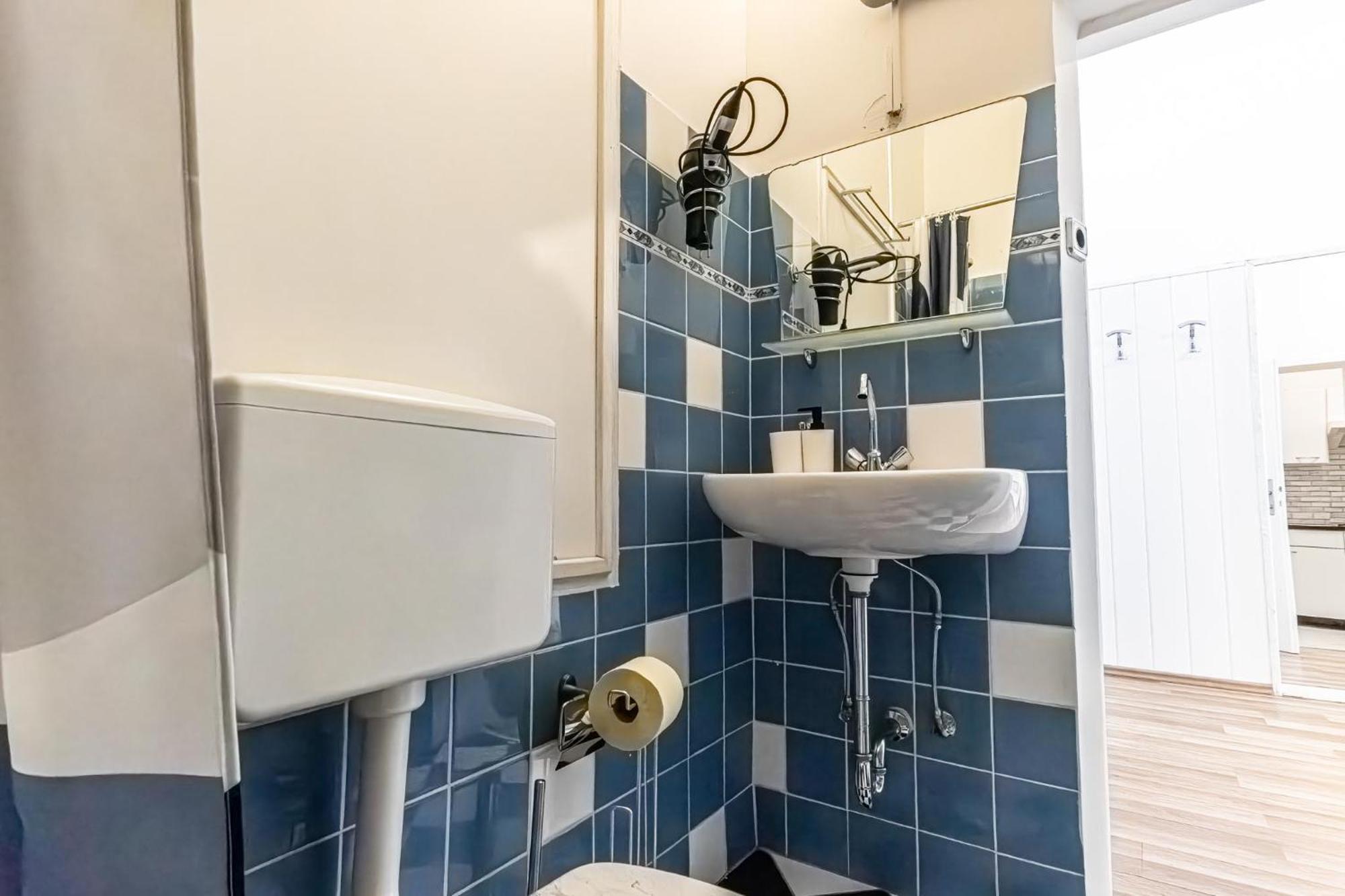 Explore Vienna: 1Br Retreat Near Westbahnhof Exteriör bild
