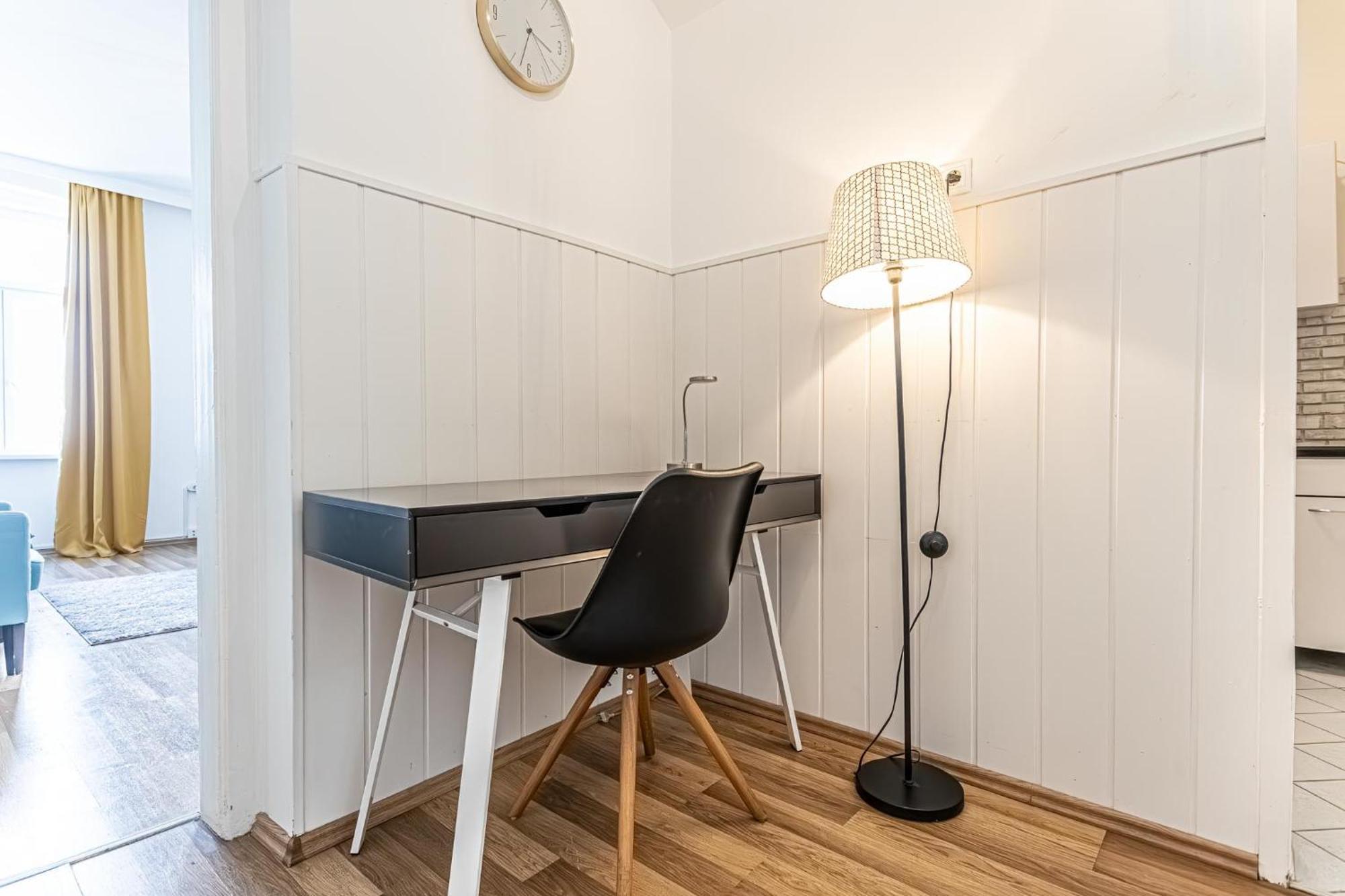 Explore Vienna: 1Br Retreat Near Westbahnhof Exteriör bild