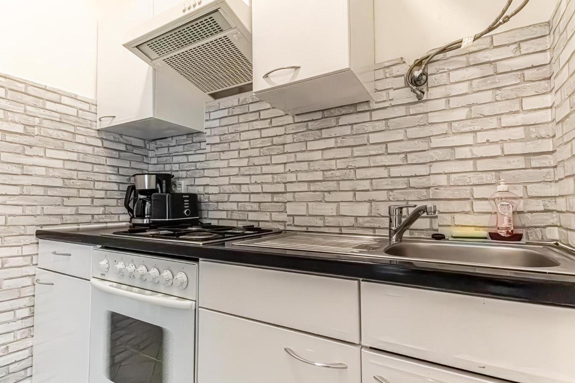 Explore Vienna: 1Br Retreat Near Westbahnhof Exteriör bild
