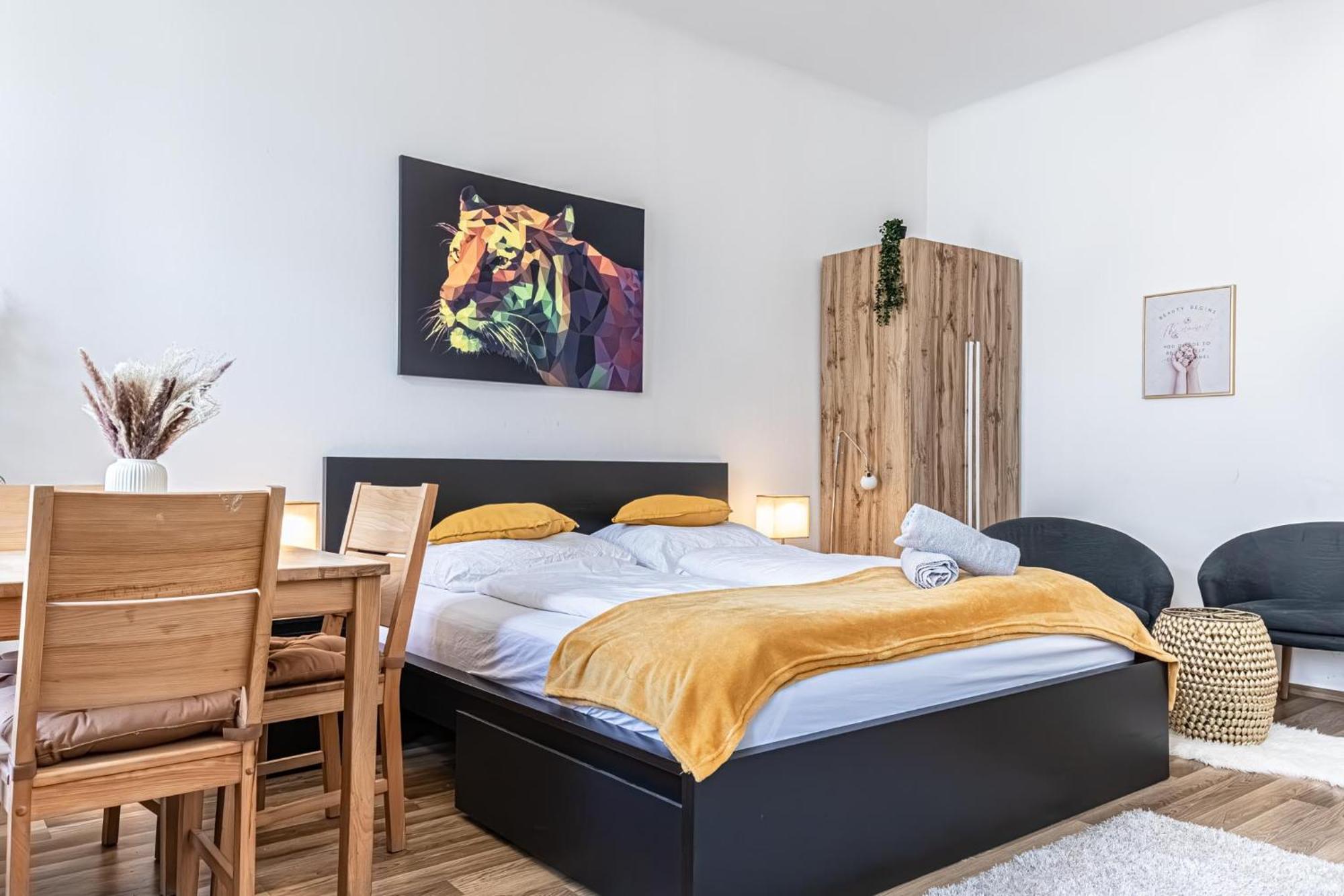 Explore Vienna: 1Br Retreat Near Westbahnhof Exteriör bild