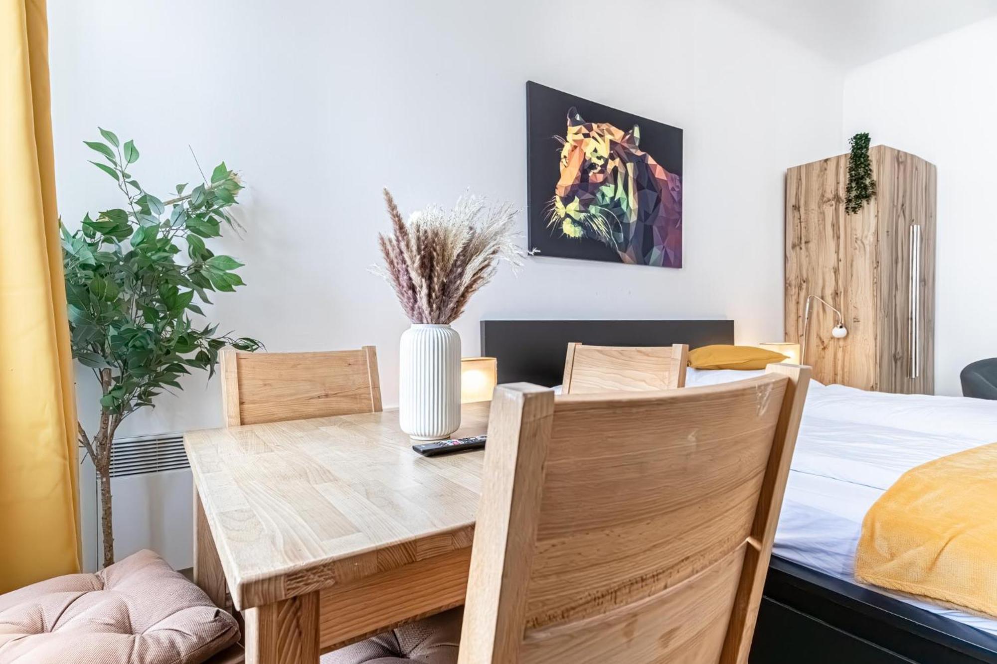 Explore Vienna: 1Br Retreat Near Westbahnhof Exteriör bild